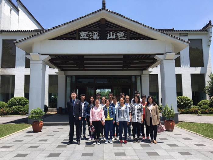 各组实训生以及带队与挂职老师均按时奔赴企业.jpg