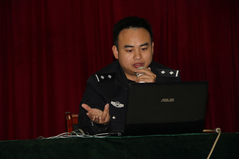 市公安局交警支队党委书记、交警支队长徐光辉交警讲解交通知识_55699.jpg 市公安局交警支队党委书记、交警支队长徐光辉交警讲解交通知识.jpg