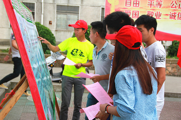 志愿者解读展板内容_77664.jpg