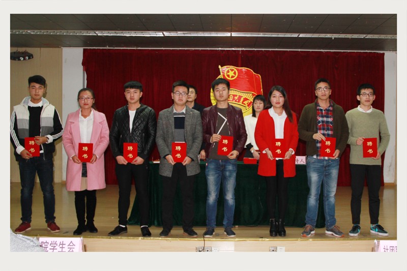院社团联合会代表上台领聘书_27830.jpg 院社团联合会代表上台领聘书.jpg