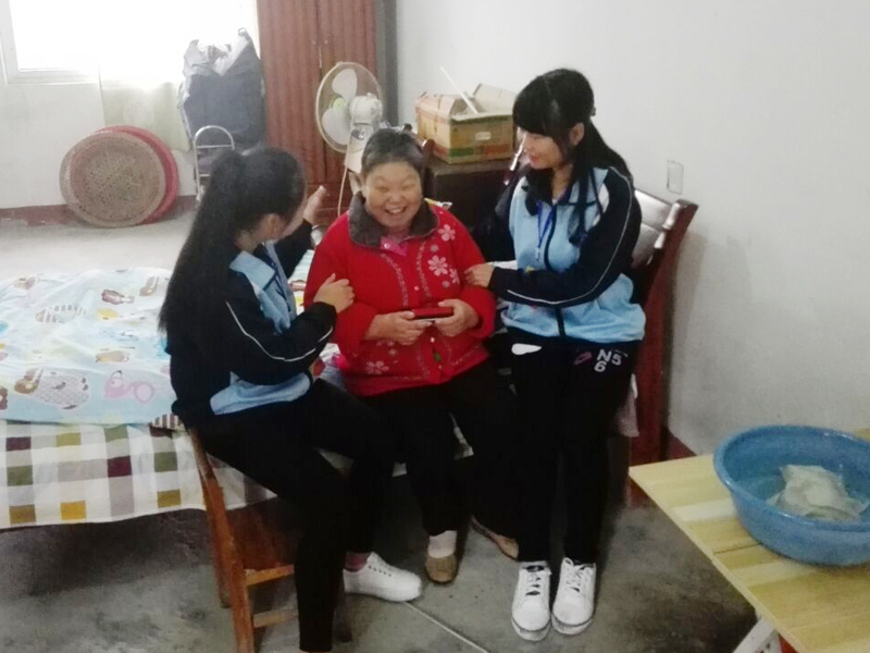 陪老人聊天1_86151.jpg 陪老人聊天1.jpg