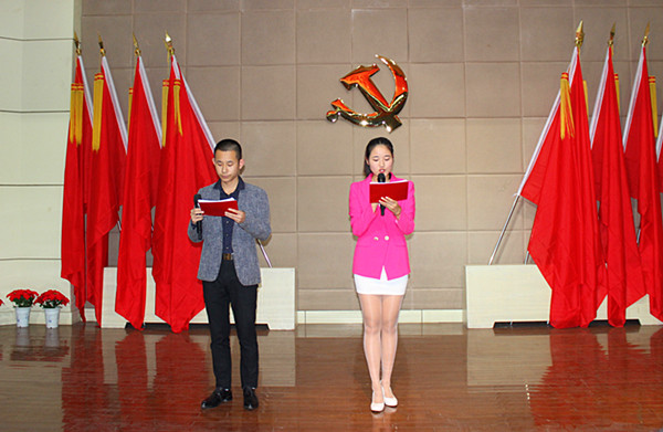 1主持人宣布演讲比赛规则_91828.jpg