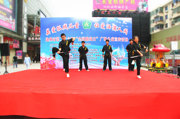 1同晖广场—双截棍表演_10253.jpg 1同晖广场—双截棍表演.JPG