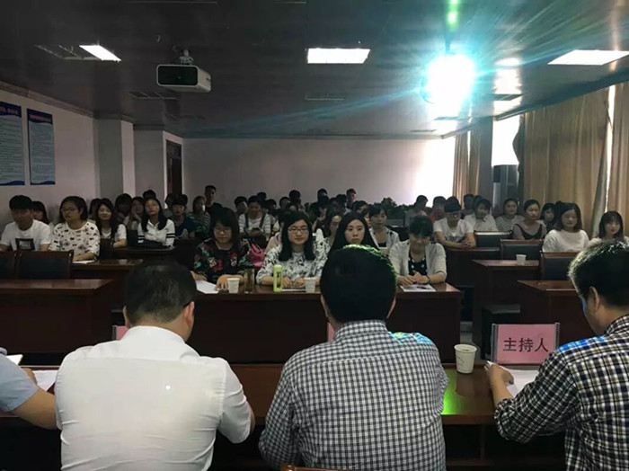 14级酒店管理方向学生赴企业实训动员会会场.jpg