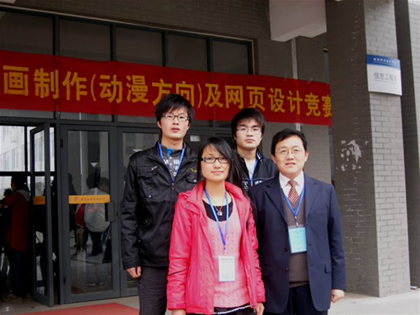 指导教师许乐灵与选手在大赛现场合影