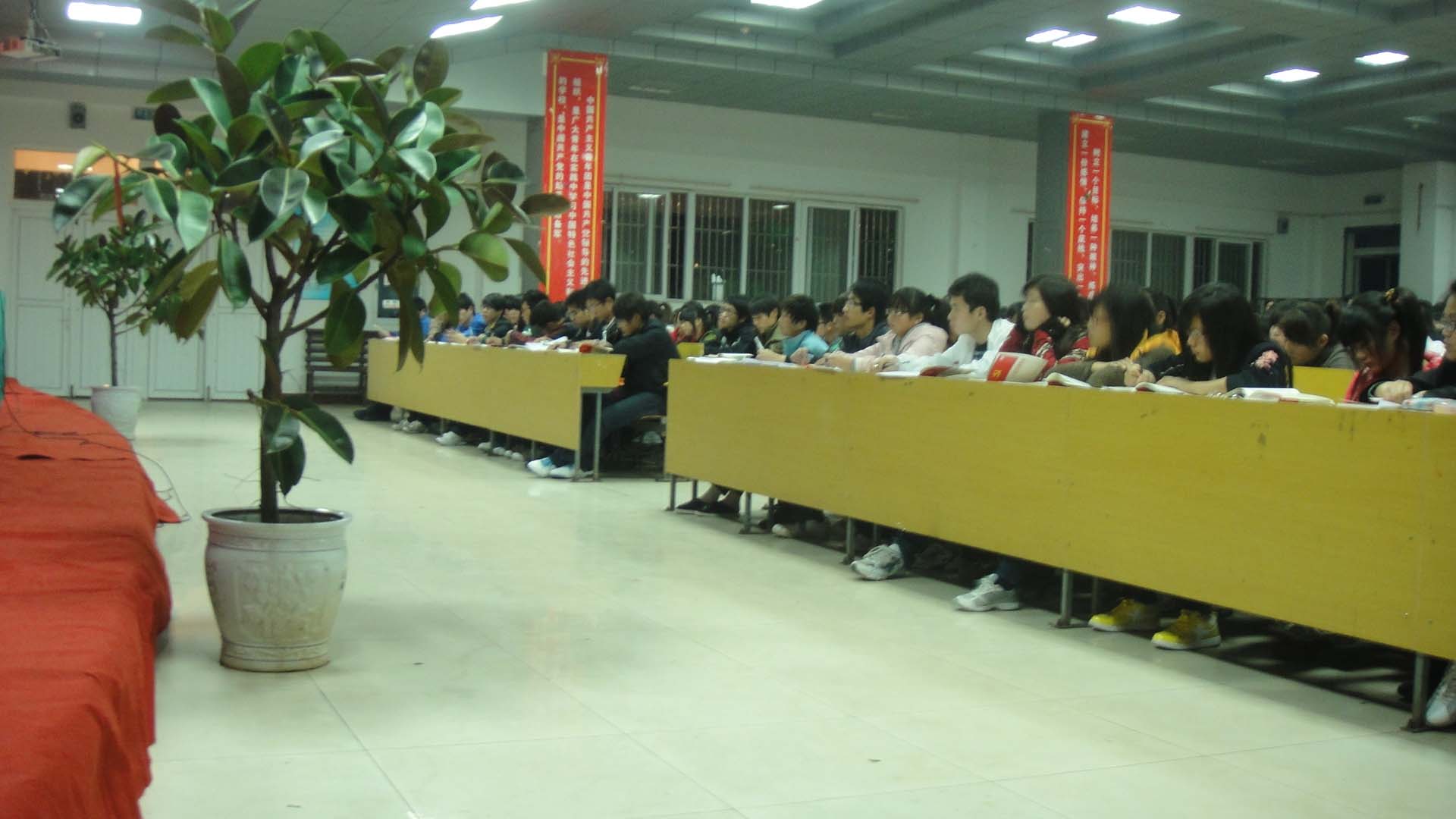 学员在认真听课