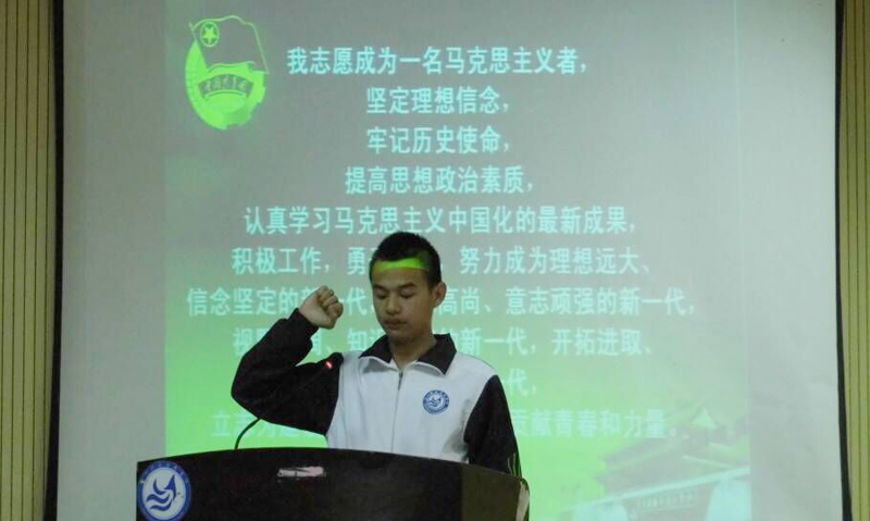 3院学生会主席张乾坤带领大家宣誓_66429.jpg 3院学生会主席张乾坤带领大家宣誓.jpg