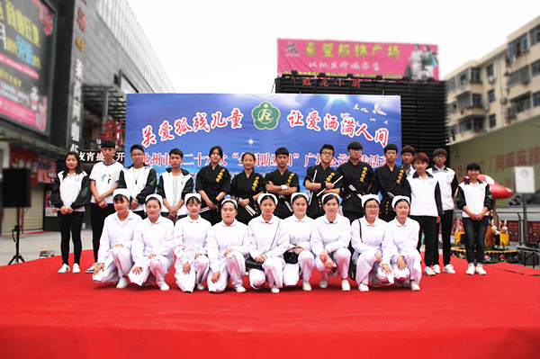 4助残志愿者们合影留恋_59548.jpg 4助残志愿者们合影留恋.JPG