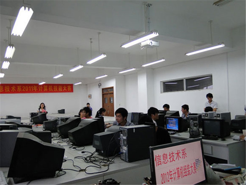 9微机组装与维护实训室1.jpg