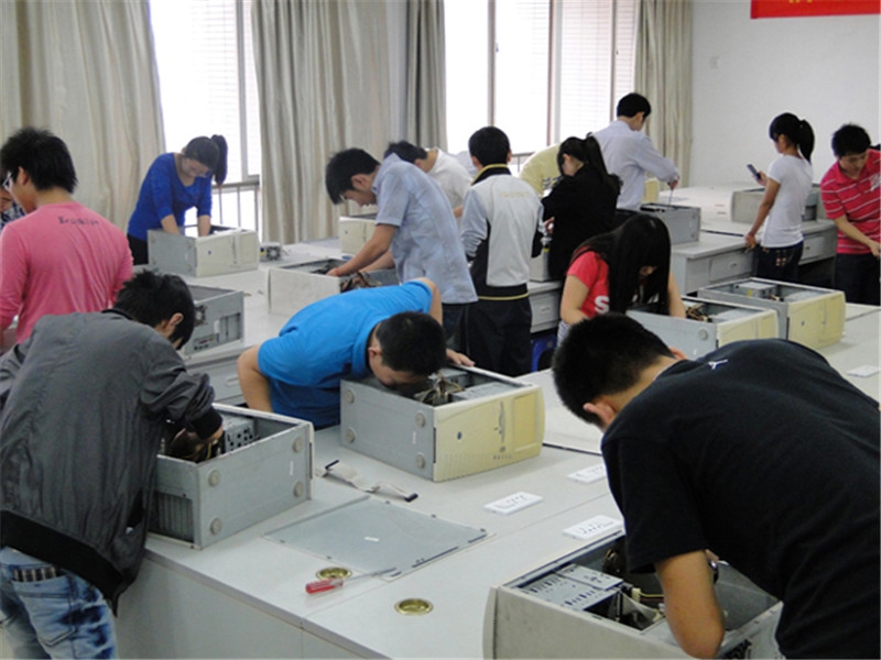 9微机组装与维护实训室2.jpg