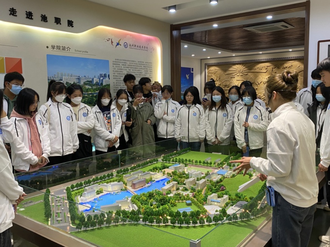 1639100587339734.jpg 校史1.jpg