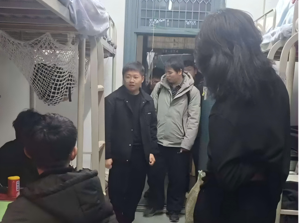 1739936347194074.png 看望学生2(1).png