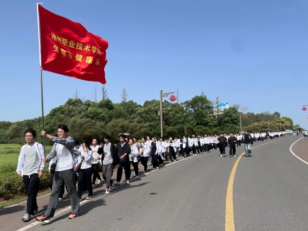 1744886962112302.jpg 徒步游园1(1).jpg