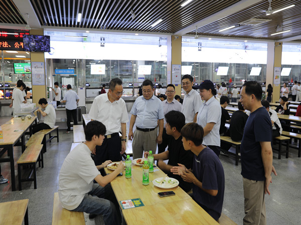 1758183351679809.jpg 与学生交流.jpg