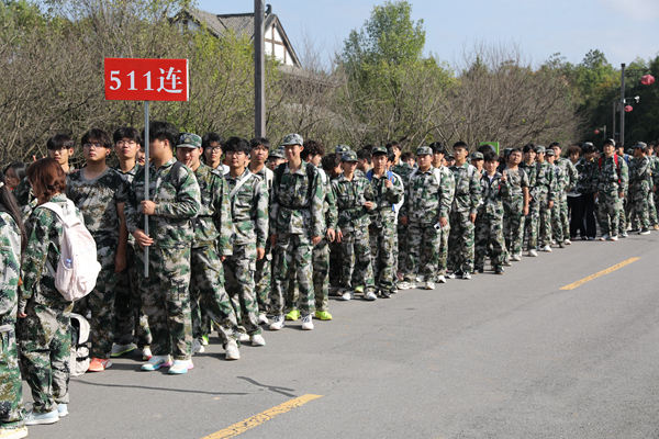 1762242563135814.jpg 行军拉练.jpg