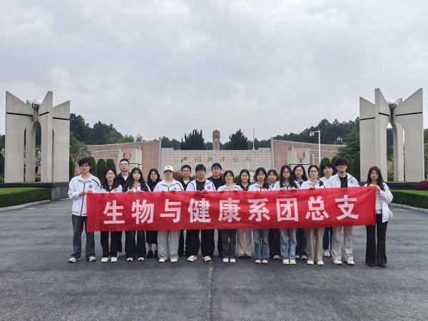 1775550461254775.jpg 清明祭扫烈士陵园.jpg