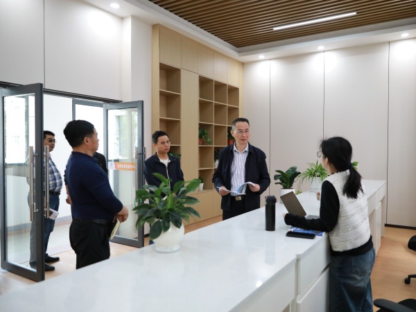 崩兴宇带队开展校园安全大检查 